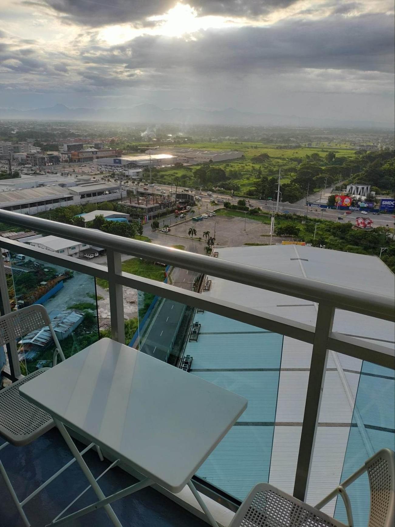 Azure North Studio Units Located In 17Th Floor And Above 圣费尔南多 外观 照片